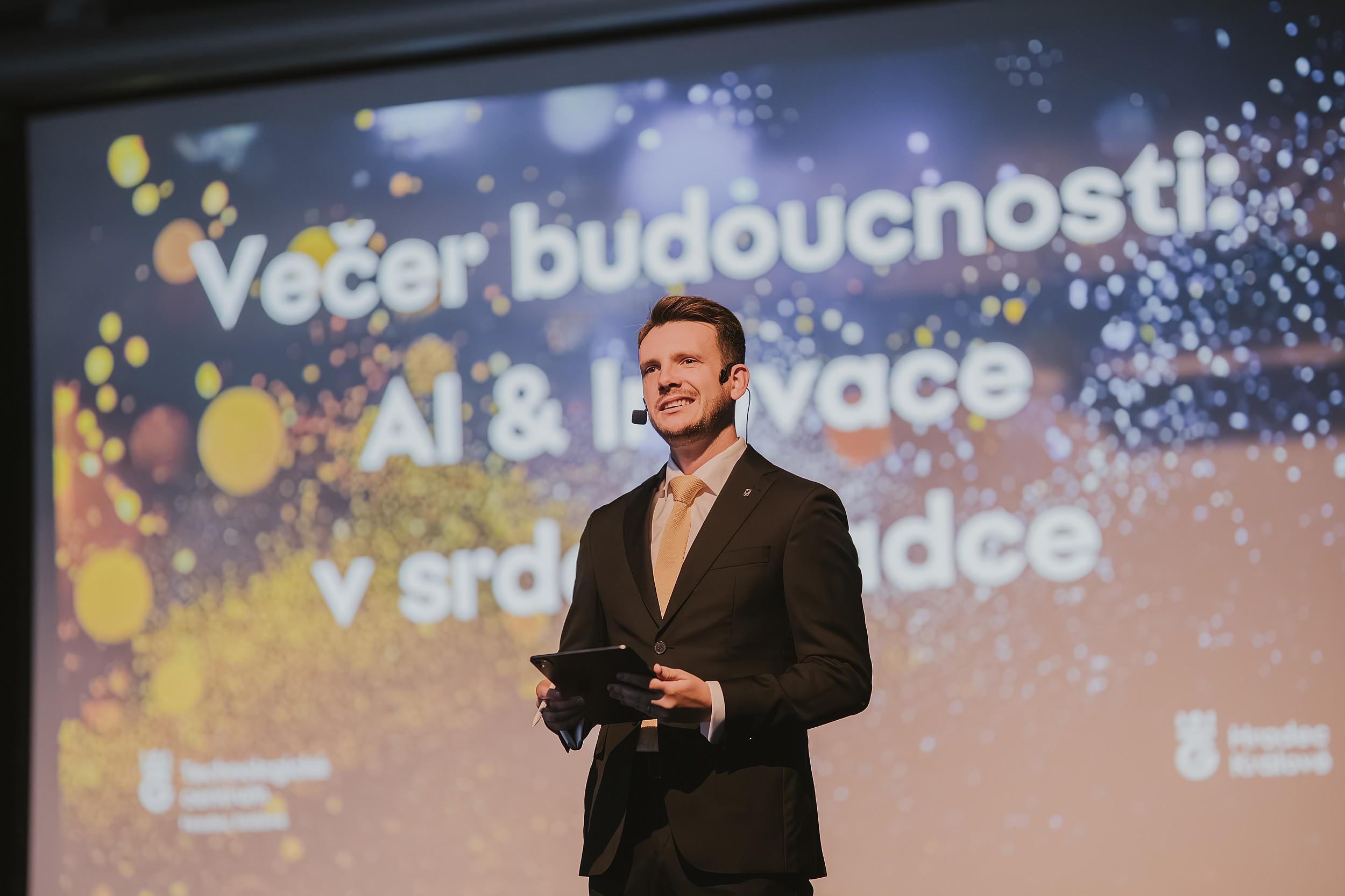 Večer budoucnosti: AI &amp; inovace v srdci Hradce propojil technologii, byznys i město