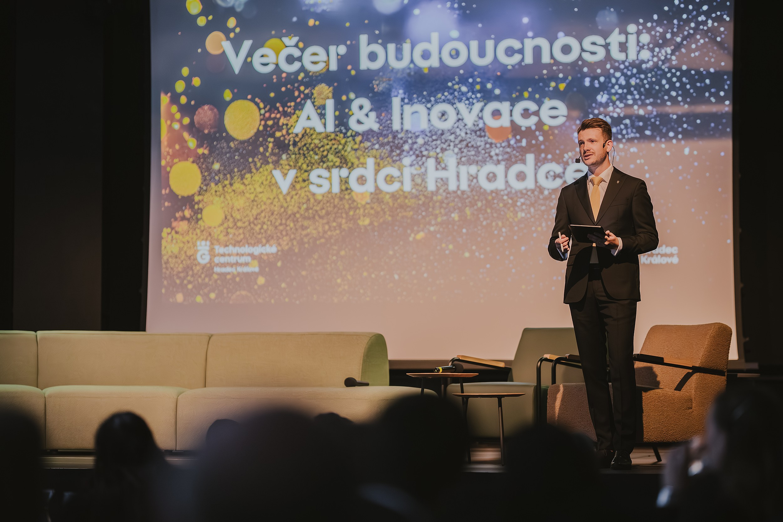 Večer budoucnosti: AI &amp; inovace v srdci Hradce propojil technologii, byznys i město