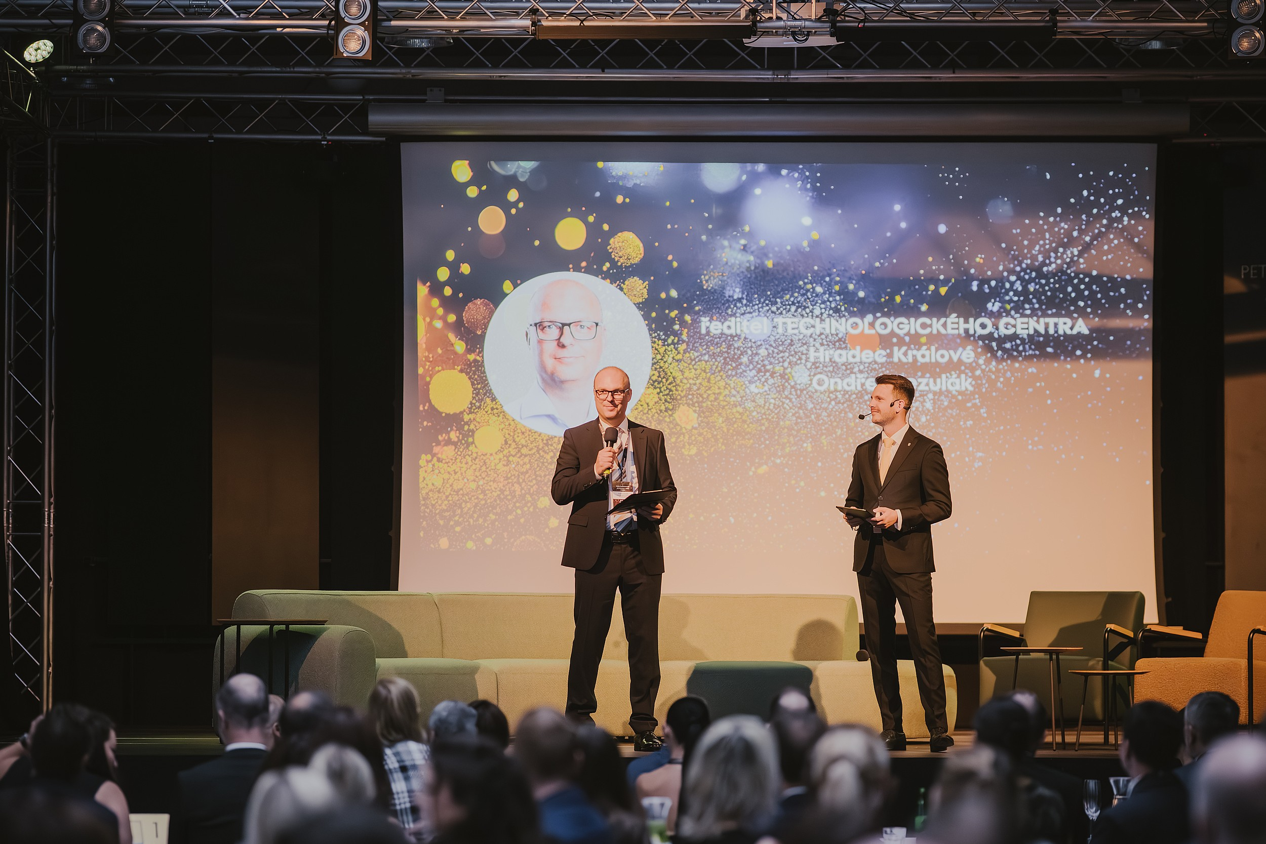 Večer budoucnosti: AI &amp; inovace v srdci Hradce propojil technologii, byznys i město