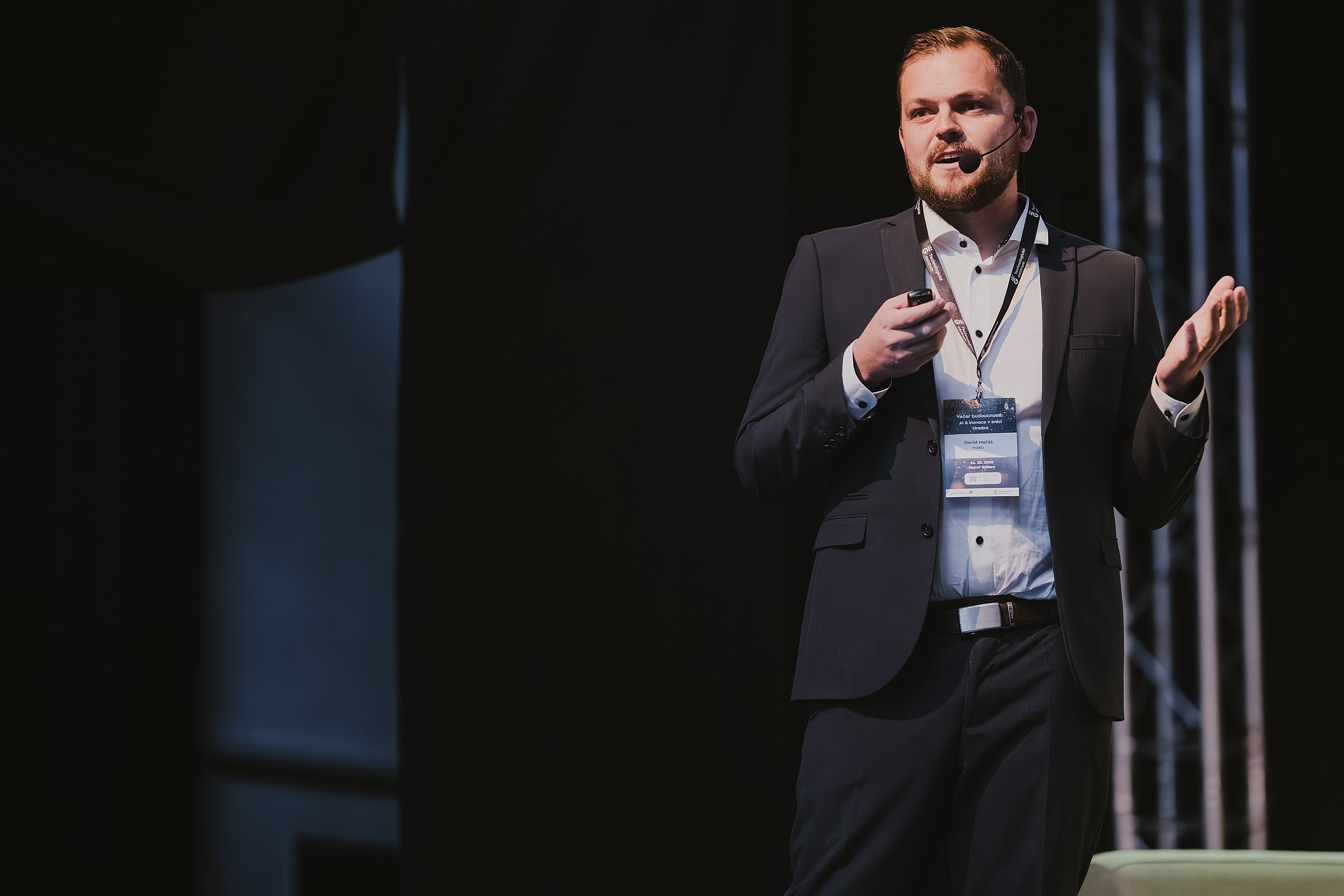 Večer budoucnosti: AI &amp; inovace v srdci Hradce propojil technologii, byznys i město
