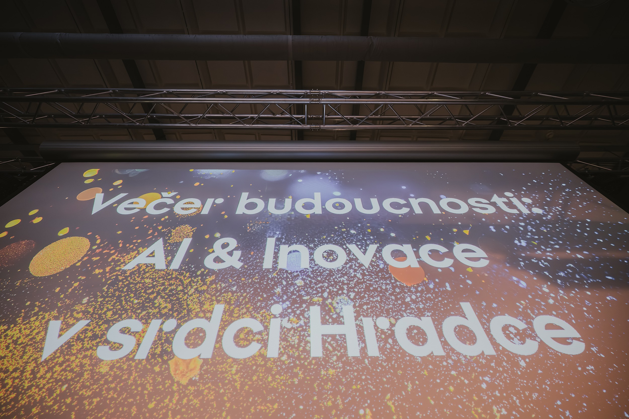 Večer budoucnosti: AI &amp; inovace v srdci Hradce propojil technologii, byznys i město