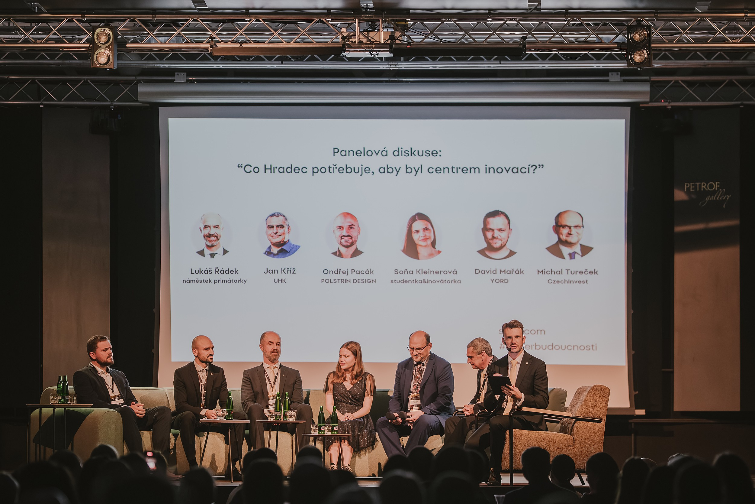 Večer budoucnosti: AI &amp; inovace v srdci Hradce propojil technologii, byznys i město