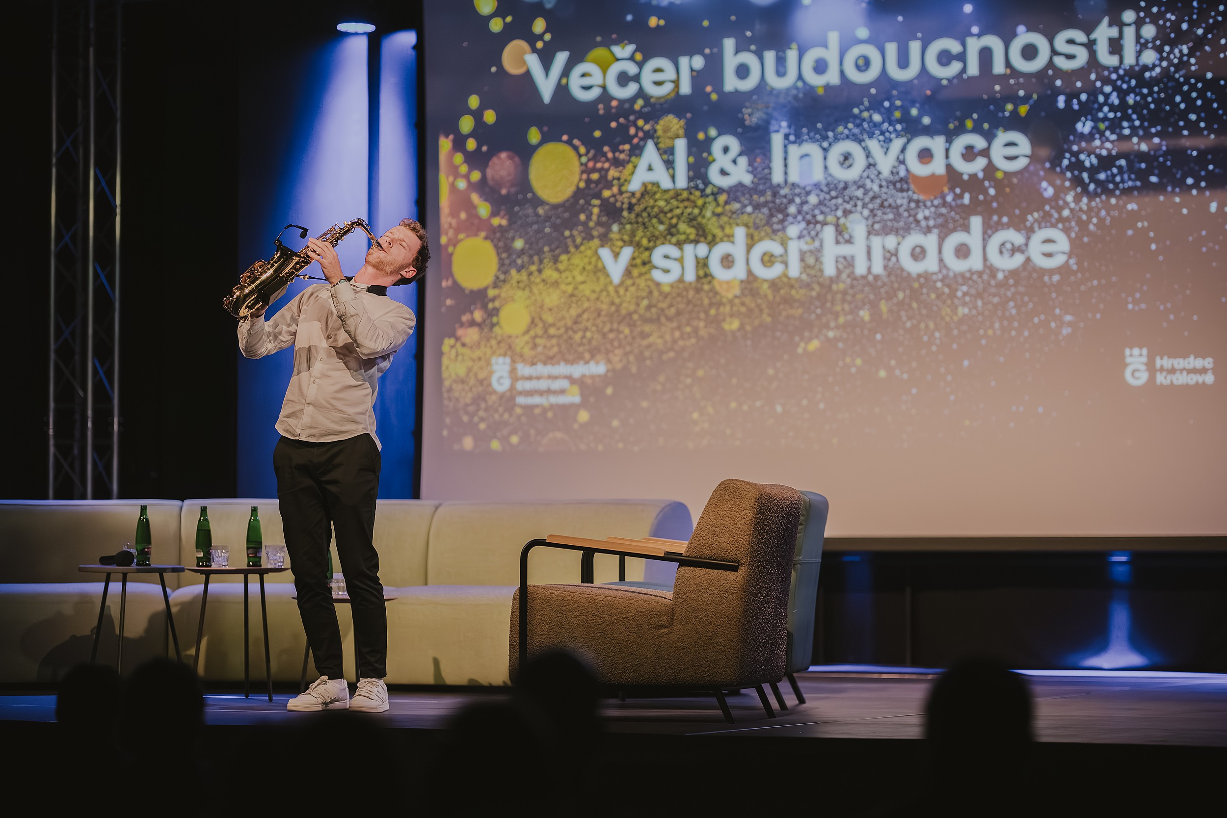 Večer budoucnosti: AI &amp; inovace v srdci Hradce propojil technologii, byznys i město